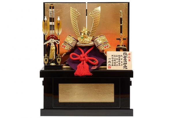 No.501-62 五月人形 コンパクトにしまえる収納型兜飾り【彫金唐草ゴールド 貫前鍬形兜】9号