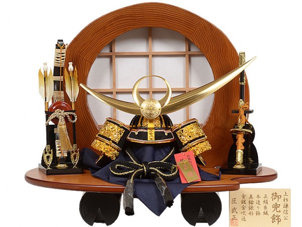 No.504-53 五月人形 杉丸太の飾り台が目を惹くコンパクト兜飾り【上杉謙信】10号サイズ
