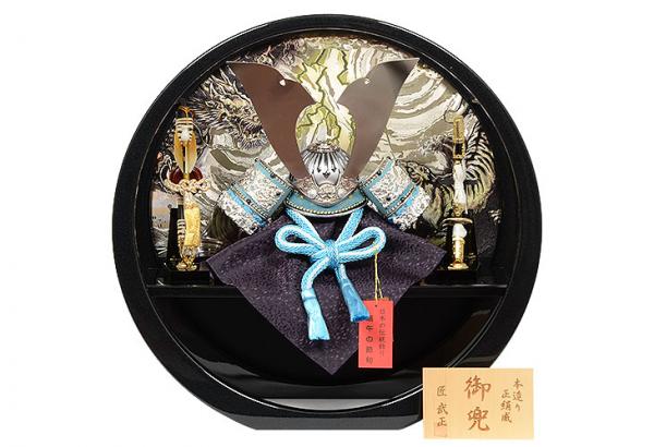No.504-106 五月人形 兜飾り 【大鍬形 シルバー】 10号 丸型黒パール塗 神代龍虎